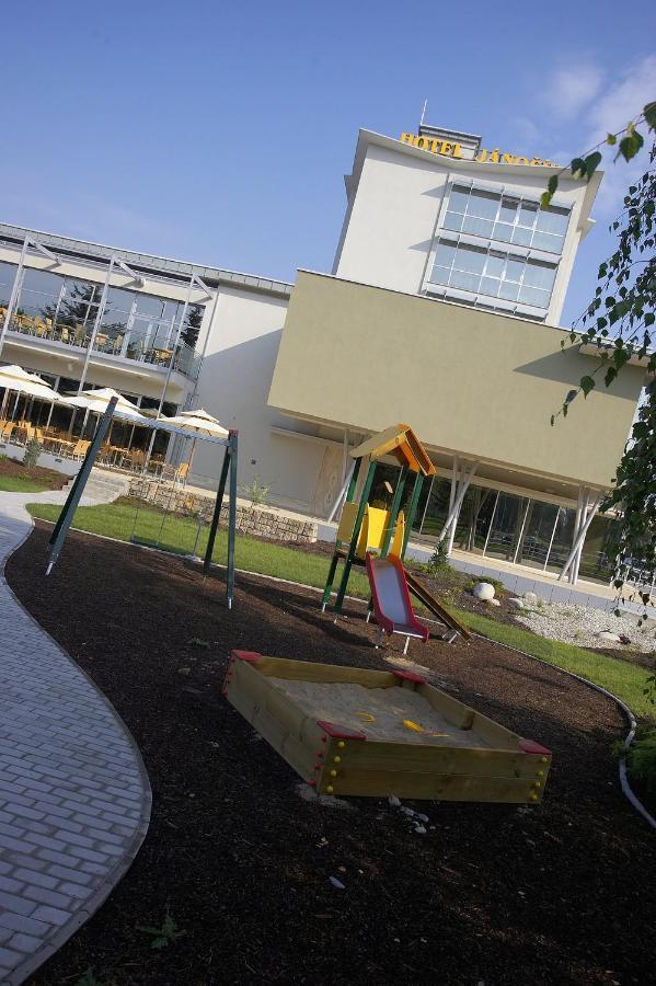 Hotel Janosik Liptovsky Mikulas Bagian luar foto